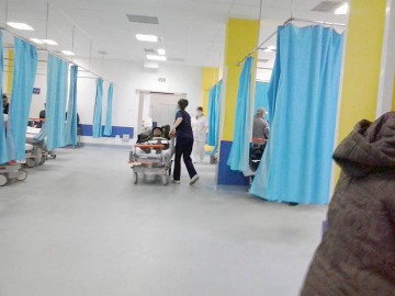 SESIZAREA unui constănţean disperat: La Spitalul Judeţean se aşteaptă cu orele în Urgenţă